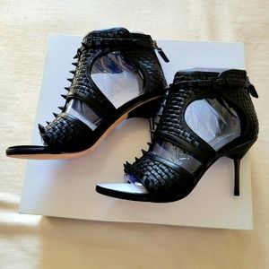BCBG MAXAZRIA MA CIRA WOMEN'S BLACK LEATHER STILETTO HEELS SPIKES RIVETS SIZE 5